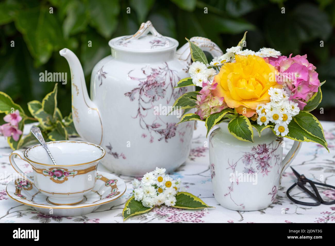 Dekoration mit romantischem Blumenstrauß und Vintage Porzellan Stockfoto