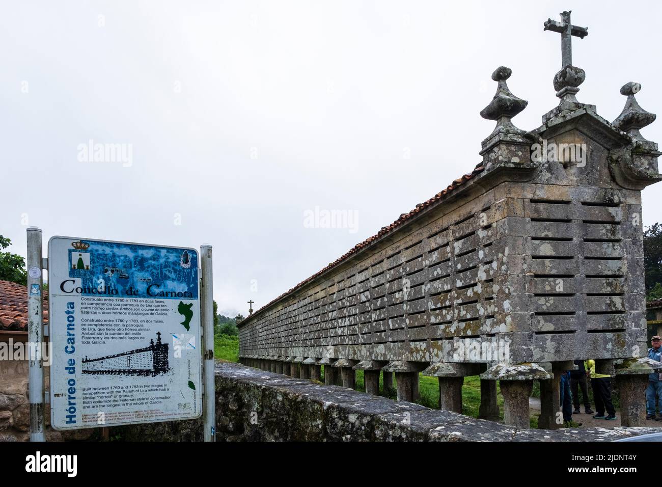 Spanien, Carnota, Galicien. Größter Horreo (Lager für Getreide oder Gemüse) der Welt, ein traditioneller galizischer Kornspeicher, auf Betonstelzen. Stockfoto