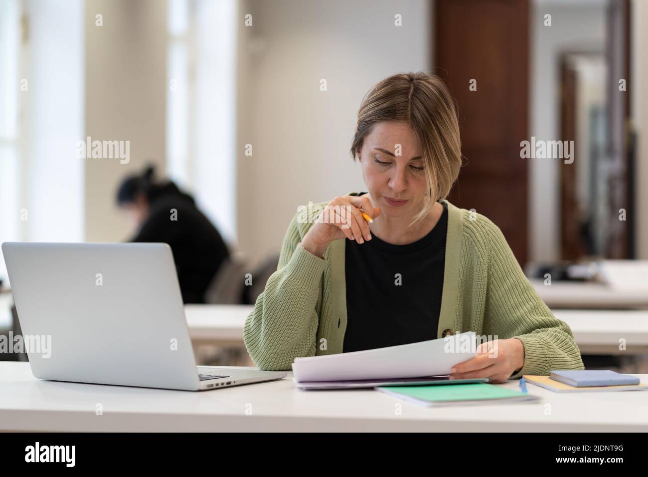 Frauen mittleren Alters, die im Campus-Studium arbeiten, bereiten sich auf eine Prüfung oder einen ernsthaften Test an einer Universität oder Hochschule vor Stockfoto
