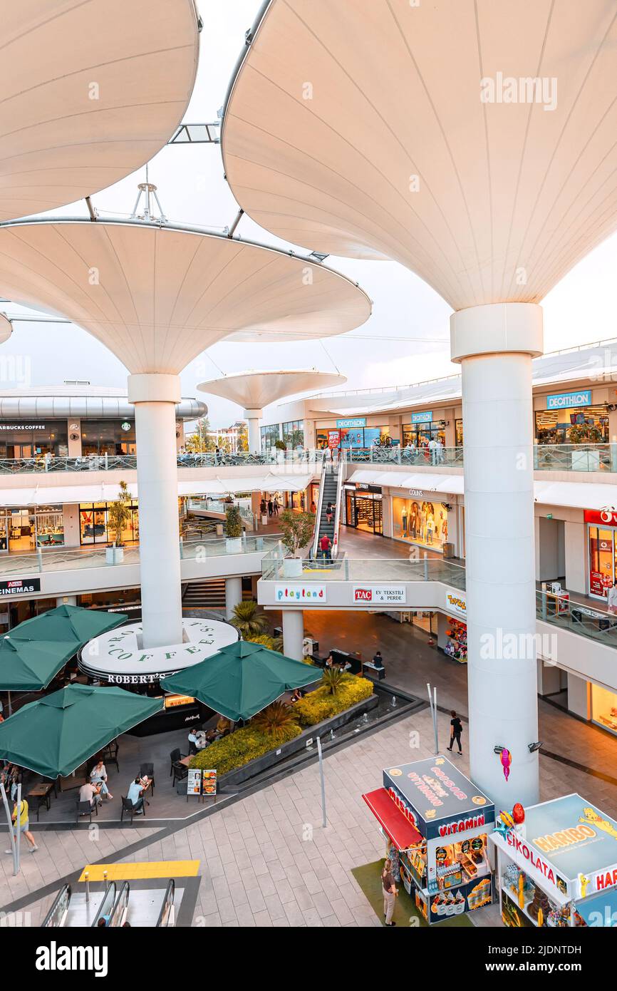 26. Mai 2022, Antalya, Türkei: Ungewöhnliches Interieur einer modernen Erasta Mall ohne Dach und futuristische Säulenbäume und Handelsgeschäfte Stockfoto