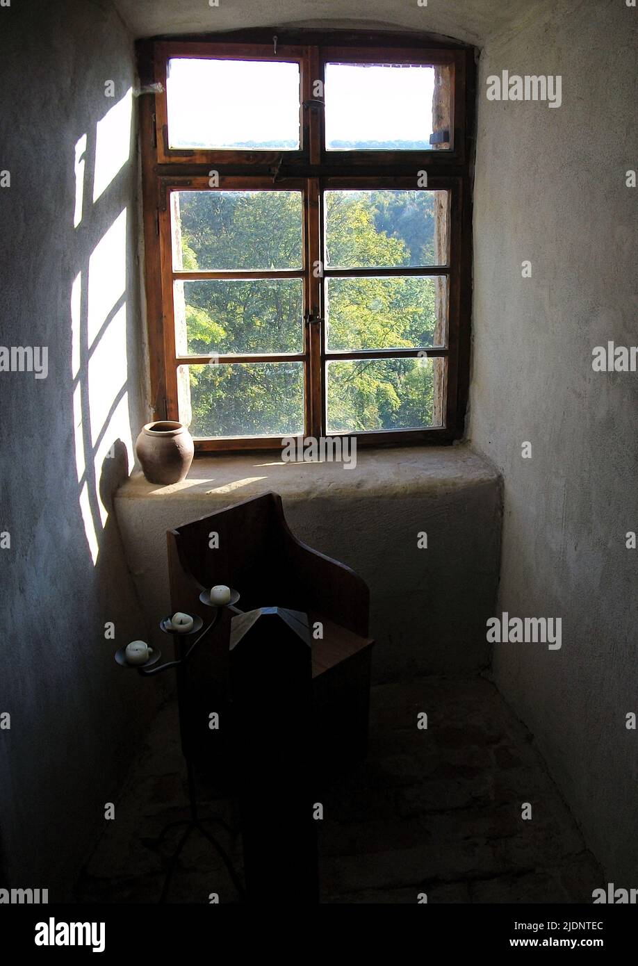 Blick aus einem mittelalterlichen Fenster mit Bäumen draußen Stockfoto