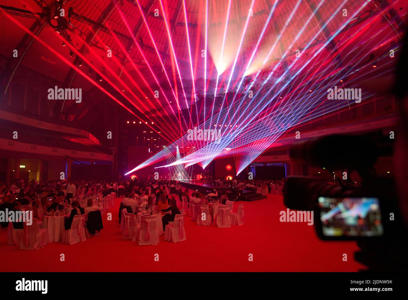 22. Juni 2022, Hessen, Frankfurt/M.: Gäste feiern bei der Verleihung des Live Entertainment Awards in der Frankfurter Festhalle. Foto: Thomas Frey/dpa Stockfoto