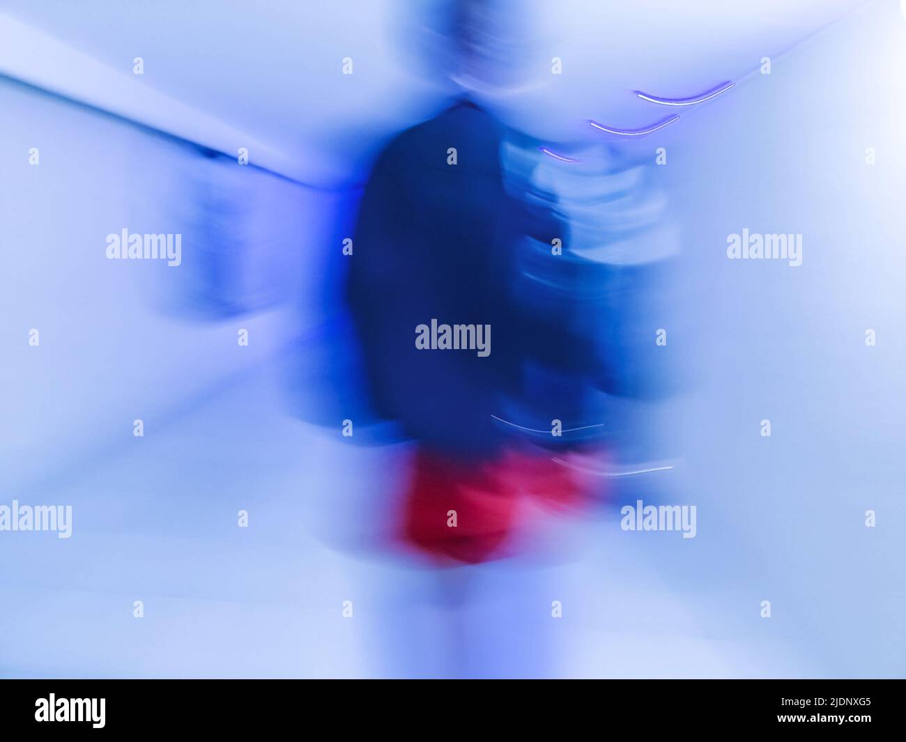 Museumsbesucher, die ein Kunstwerk betrachten, entfokussierte Hintergrund mit Beauty Bokeh. Besucher im Inneren der modernen Kunstgalerie verschwommen Stockfoto