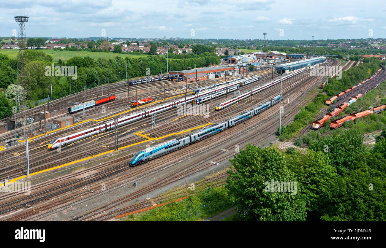 Hitachi Bi -Mode 802206 11:42 Newcastle nach Liverpool Lime Street passiert das Neville Hill Depot. 17. Mai 2022. Stockfoto