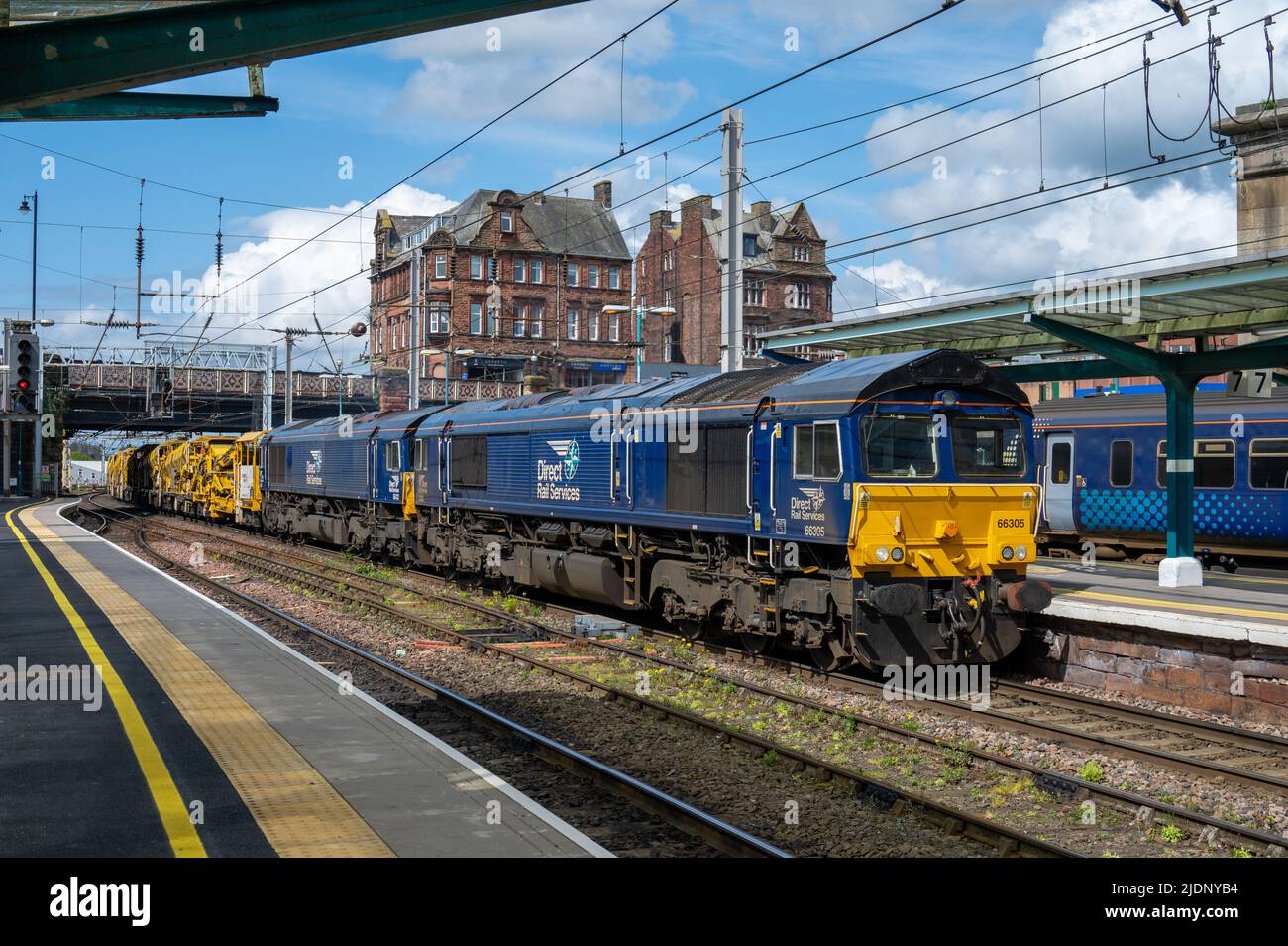 Direct Rail Services Class 66 's 66305 66432 6K05 1246 Carlisle nach Crewe führt durch Carlisle Station. 19.. April 2022. Stockfoto