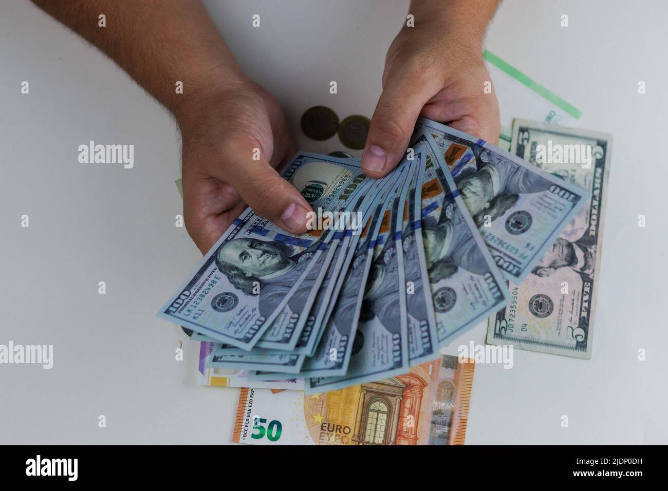 bitcoin auf dem Hintergrund von Geld, Kryptowährung Stockfoto