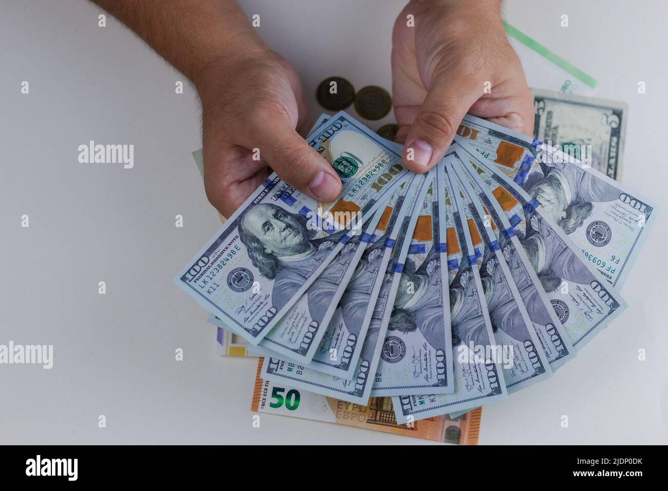 bitcoin auf dem Hintergrund von Geld, Kryptowährung Stockfoto