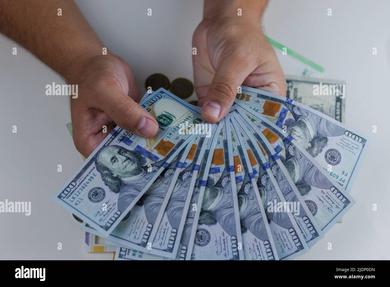 bitcoin auf dem Hintergrund von Geld, Kryptowährung Stockfoto