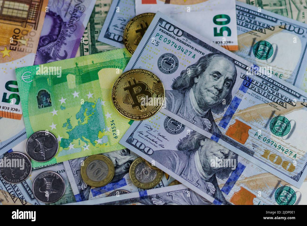 Viele Bitcoin-Stapel und rote Pfeile nach unten. Bitcoin-Wert steigt nach unten ( BTC ) Preisfall Drop Konzept . 3D Rendern Stockfoto