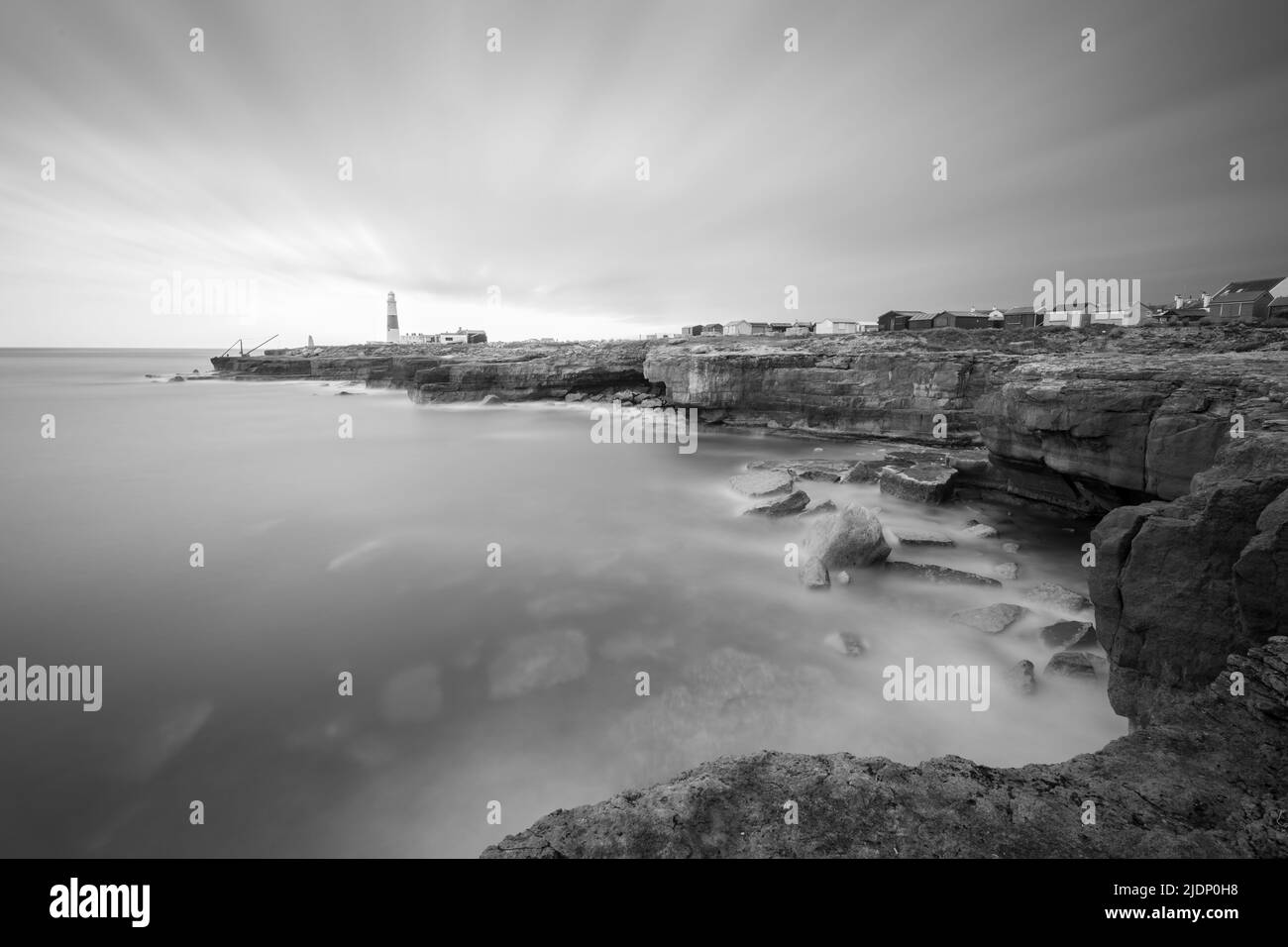 Langzeitbelichtung des Meeres am Portland Bill Leuchtturm in Dorset Stockfoto