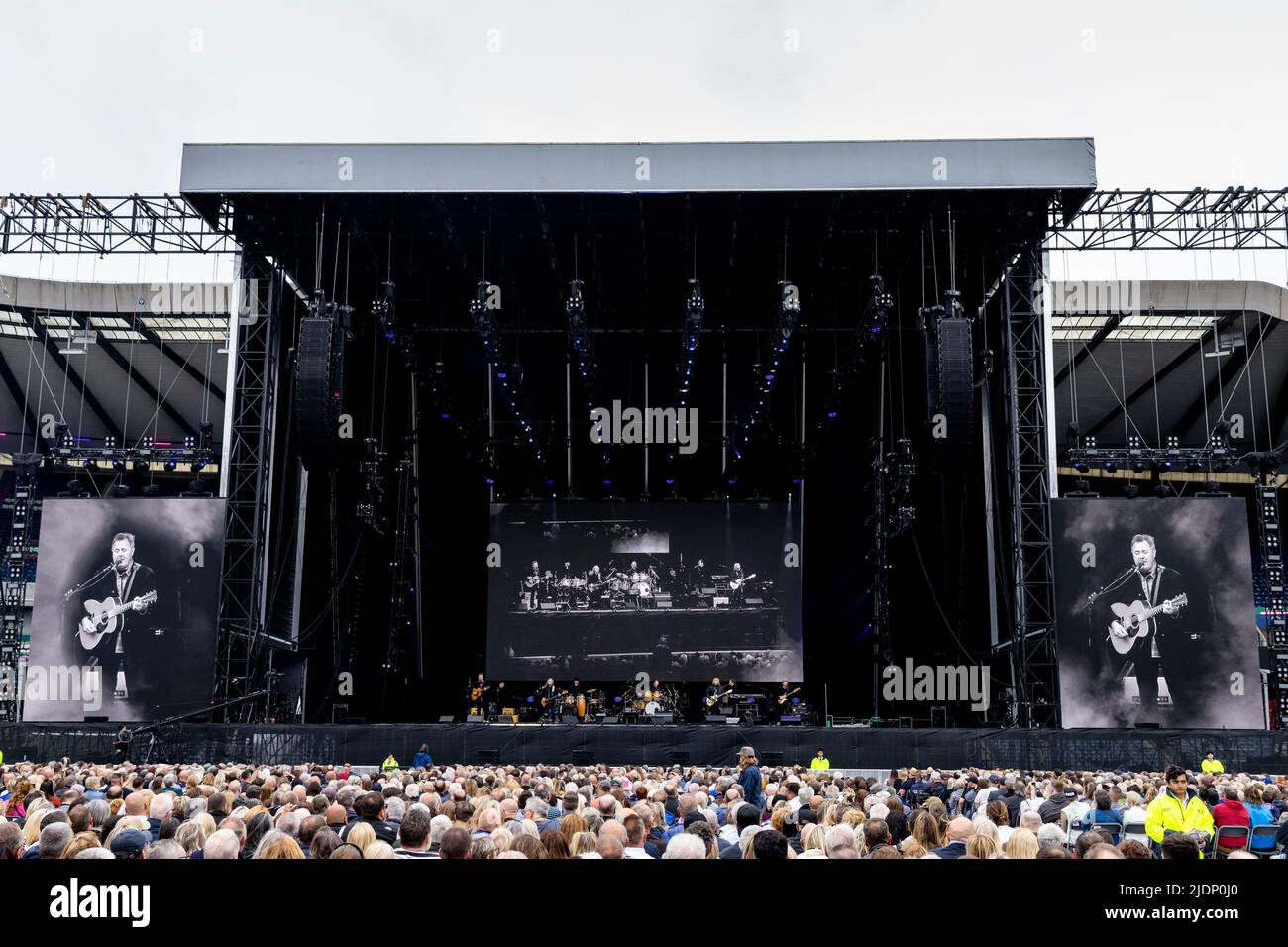 Edinburgh, Schottland, Großbritannien. 22.. Juni 2022. Adler treten im Murrayfield Stadium als Teil des There Hotel California, USA, live auf. , . Aktuelle Bandmitglieder: Don Henley - Lead- und Backing-Gesang, Schlagzeug, Percussion, Rhythmusgitarre Joe Walsh - Lead- und Rhythmusgitarren, Backing- und Lead-Gesang, Keyboards Timothy B. Schmit - Bassgitarre, Backing- und Lead-Gesang, Mundharmonika Vince Gill - Rhythmus- und Lead-Gitarren, Backing und Lead Vocals Aktuelle Tourer-Musiker Scott F. Credit: Alan Rennie/Alamy Live News Stockfoto