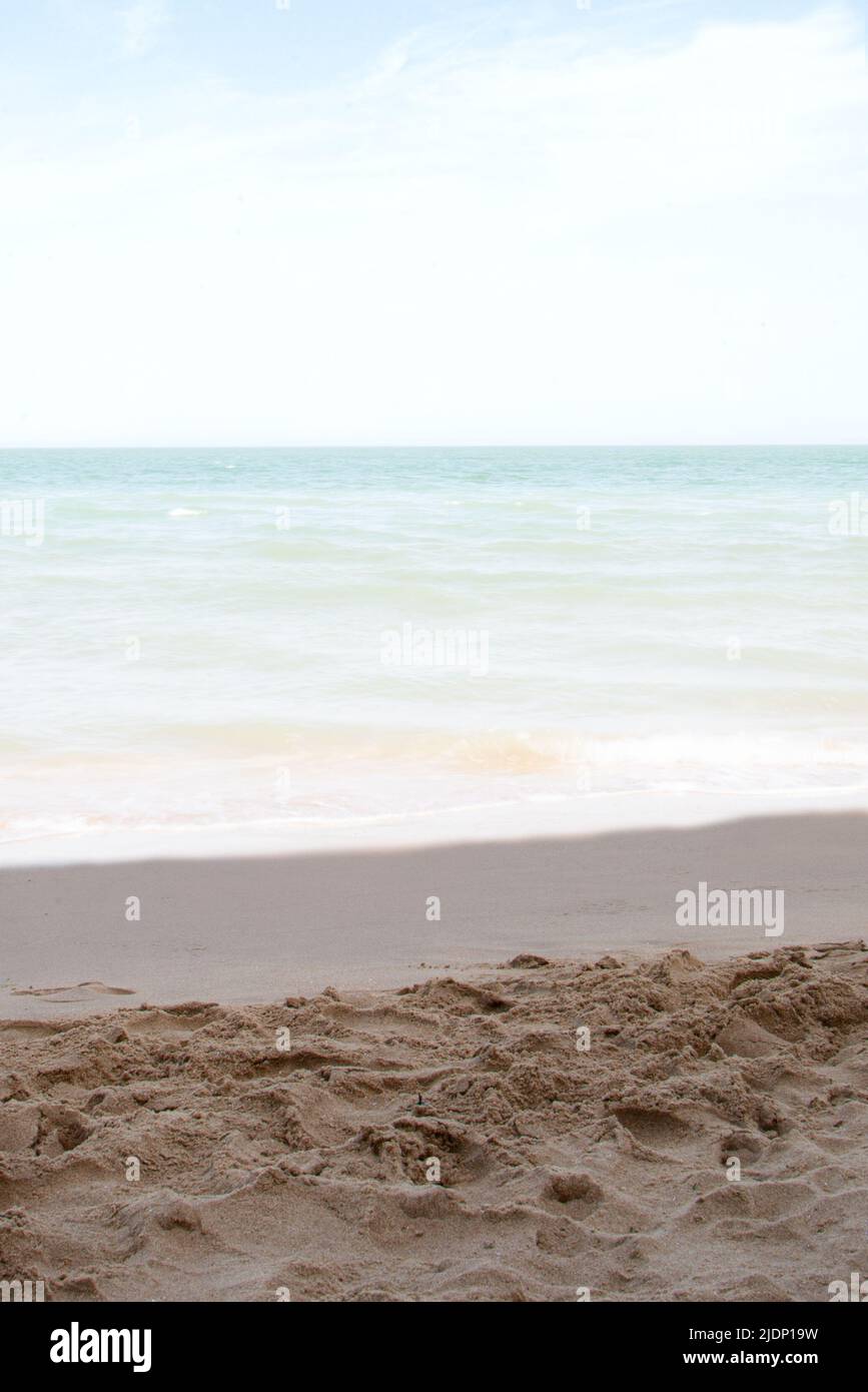 Sand, Meer und Himmel am Sommertag Stockfoto