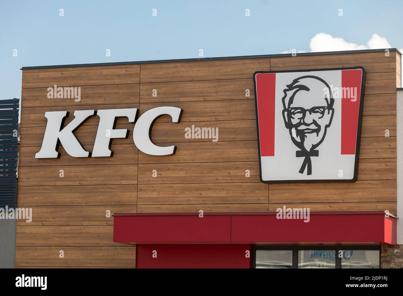 Belgrad, Serbien - 30. April 2022: KFC-Logo auf beliebter Fast-Food-Restaurantkette, Fasade auf neuem Standort Stockfoto