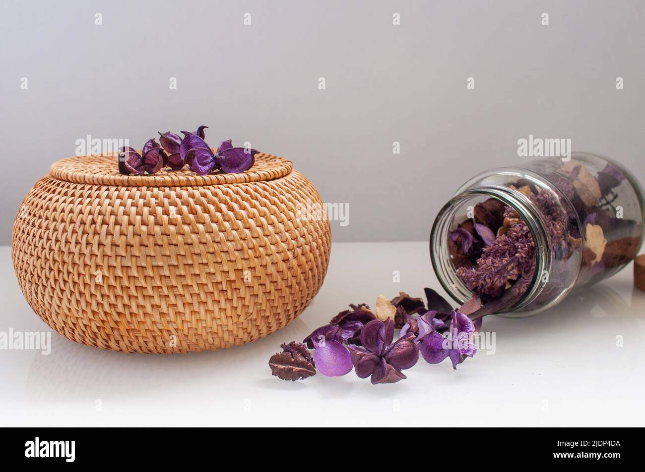 Korbrattan Box Handwerk runden Top mit getrockneten Blumen und Lavendel auf weißem Hintergrund Stockfoto