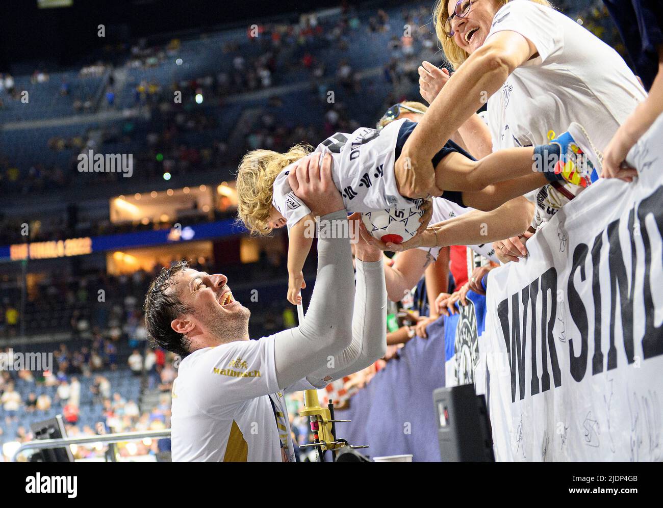 Letzter Jubel Kiel, Domagoj DUVNJAK (KI) mit seinem Kind. Handball  Champions League Finale 4, Spiel um 3. Platz. THW Kiel (KI) vs Telekom  Veszprem (Vesz) 37: 35 NS, am 19.. Juni 2022 in Köln. Â Stockfotografie -  Alamy