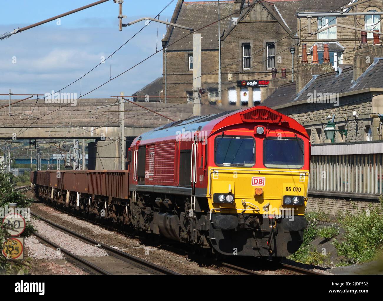 Diesel-elektrische Lok der Klasse 66, 66 070, in roter DB Cargo UK Lackierung, die am Mittwoch, 22.. Juni 2022, Carnforth auf der West Coast Main Line durchquert. Stockfoto