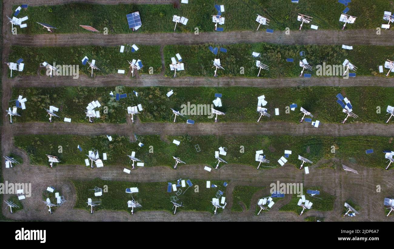 Solarkraftwerk durch starke Windböen zerstört Tornado,Vlasatice,Tschechische republik,Europa,Luftbild Photovoltaikkraftwerk durch Wind gebrochen,Sturm Stockfoto