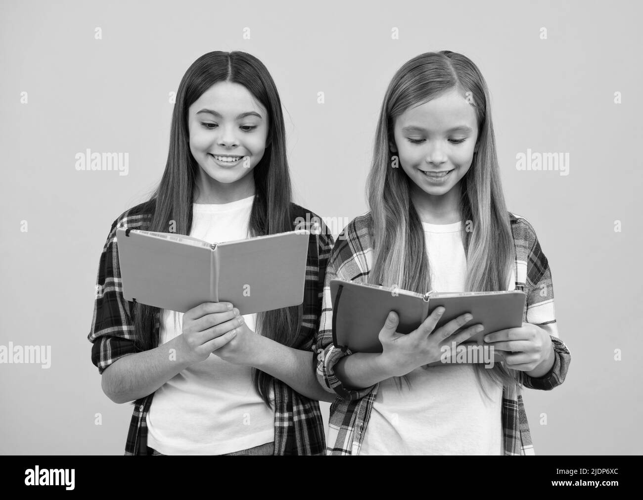 Bildung. High School. Freunde Mädchen mit Notebook. Zurück zur Schule. Teens bereit zu studieren. Stockfoto