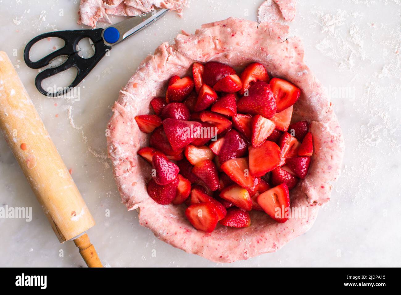 Erdbeer-Tortenkruste mit Erdbeerfüllung: Rosa Tortenkruste gefüllt mit frischen Erdbeeren Stockfoto