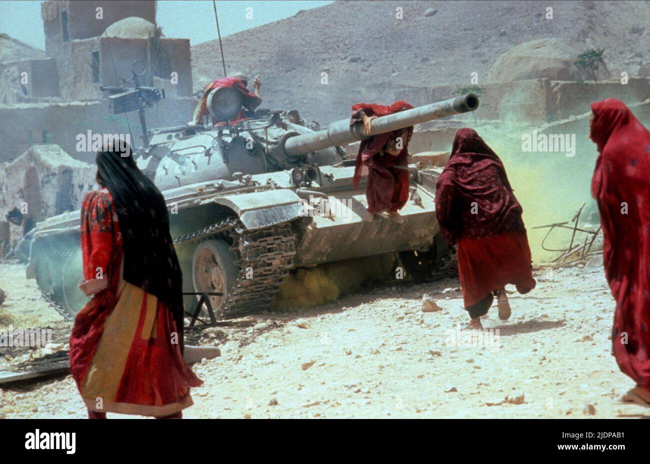 AFGHANISCHE FRAUEN KLETTERN AUF DEN PANZER, DAS TIER DES KRIEGES, 1988 Stockfoto