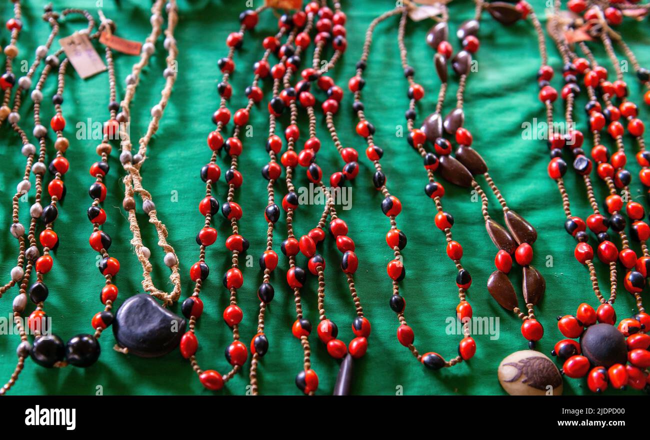 Bio-Kunsthandwerk aus dem Amazonas-Regenwald mit Halsketten aus Huayruro-Samen (Ormosia coccinea), Yasuni-Nationalpark, Ecuador. Stockfoto