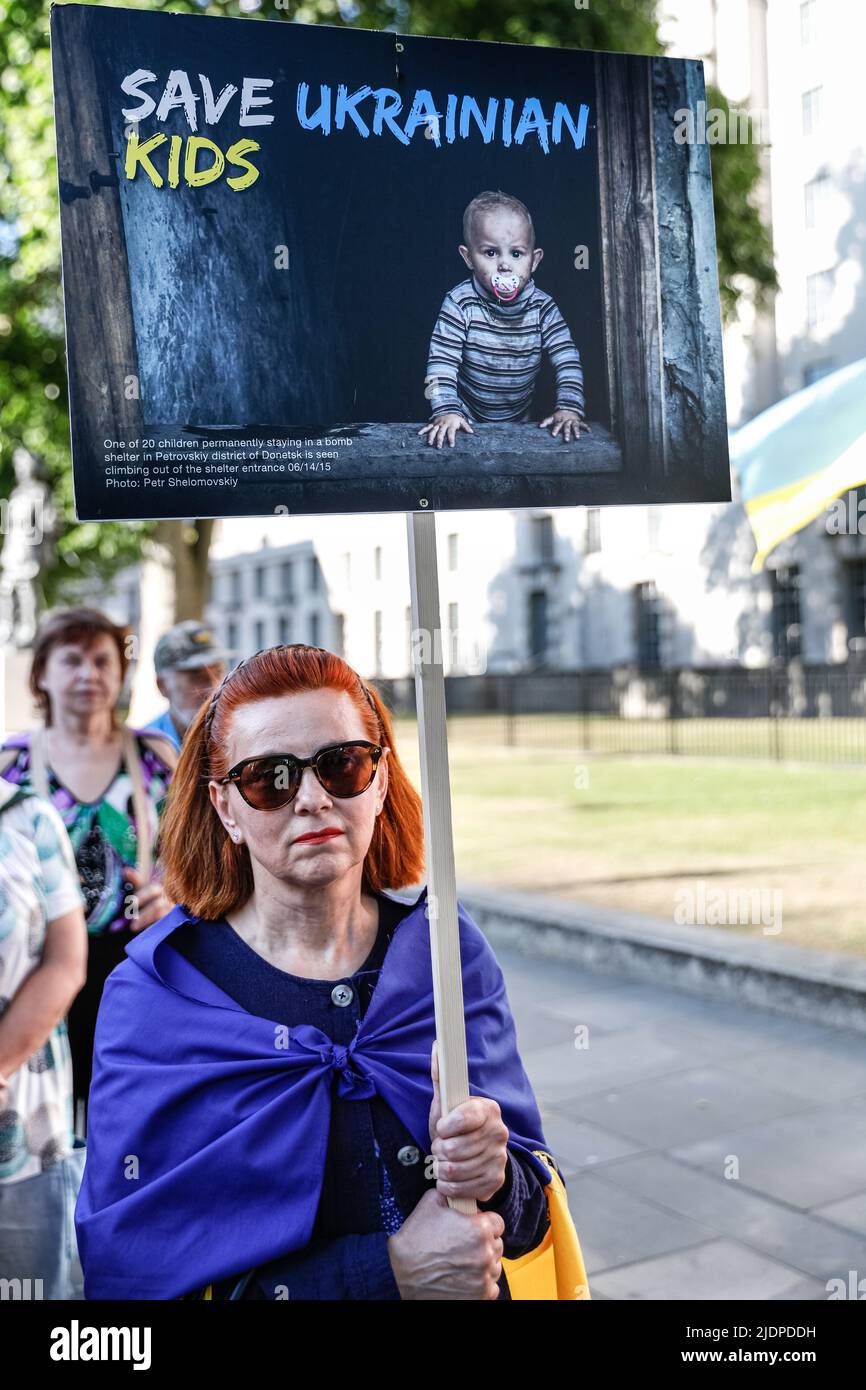 London, Großbritannien. 22.. Juni 2022. Demonstranten versammeln sich gegenüber der Downing Street in Whitehall, um in der Ukraine den Krieg zu stoppen und strengere Sanktionen gegen Russland zu fordern. Kredit: Imageplotter/Alamy Live Nachrichten Stockfoto