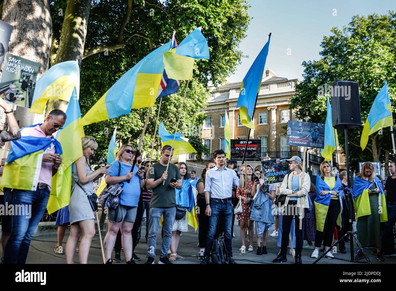 London, Großbritannien. 22.. Juni 2022. Demonstranten versammeln sich gegenüber der Downing Street in Whitehall, um in der Ukraine den Krieg zu stoppen und strengere Sanktionen gegen Russland zu fordern. Kredit: Imageplotter/Alamy Live Nachrichten Stockfoto