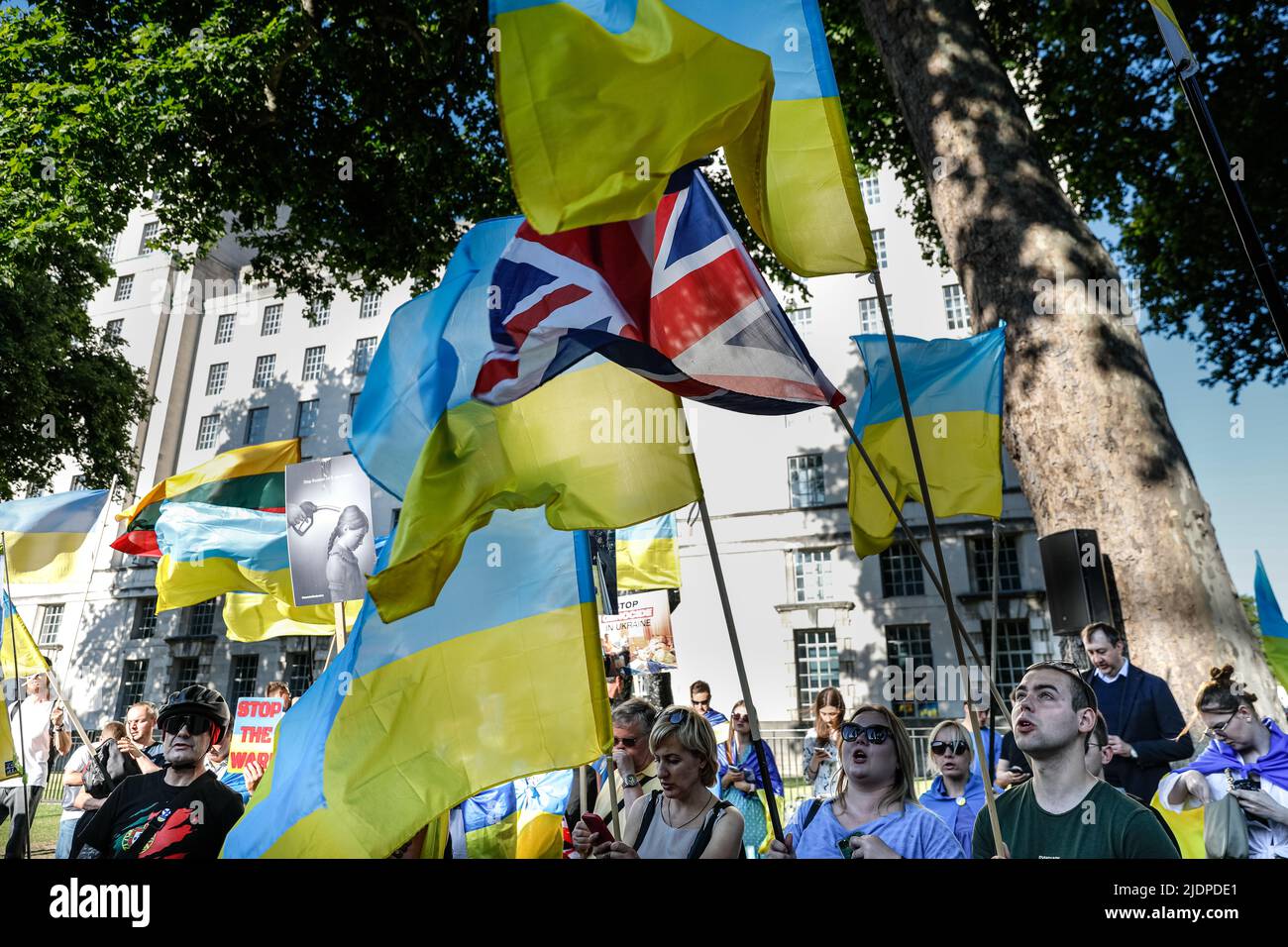 London, Großbritannien. 22.. Juni 2022. Demonstranten versammeln sich gegenüber der Downing Street in Whitehall, um in der Ukraine den Krieg zu stoppen und strengere Sanktionen gegen Russland zu fordern. Kredit: Imageplotter/Alamy Live Nachrichten Stockfoto