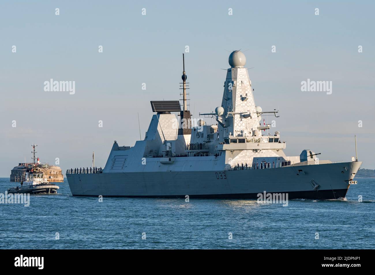 Der Luftverteidigungszerstörer HMS Dauntless (D33) der Royal Navy Typ 45 kehrte am 22/6/2022 nach einer Motorüberholung in Liverpool, Großbritannien, nach Portsmouth zurück. Stockfoto