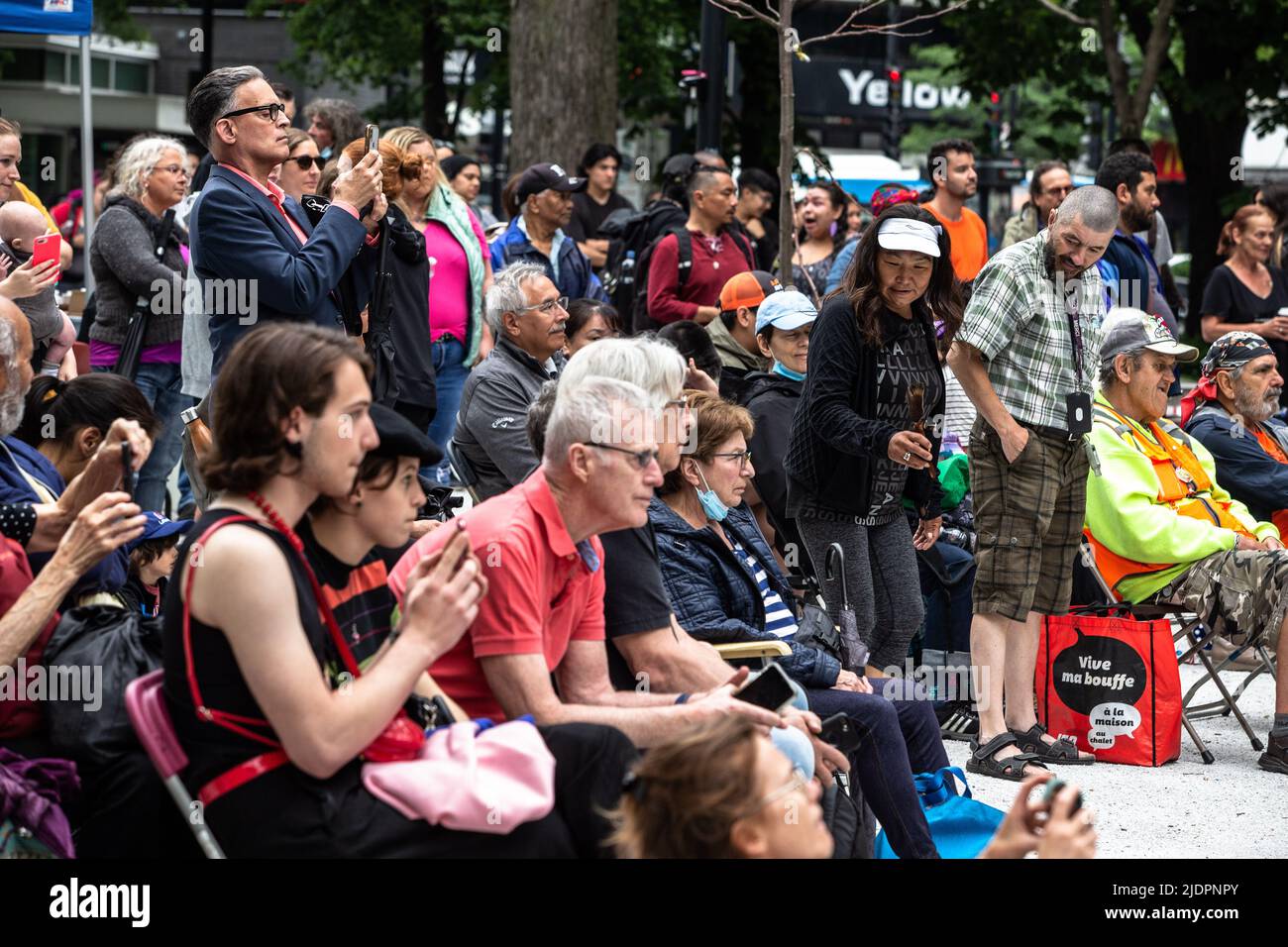 Indigene Mitglieder nehmen am Konzert Teil, um den Tag der indigenen Völker zu feiern. Stockfoto