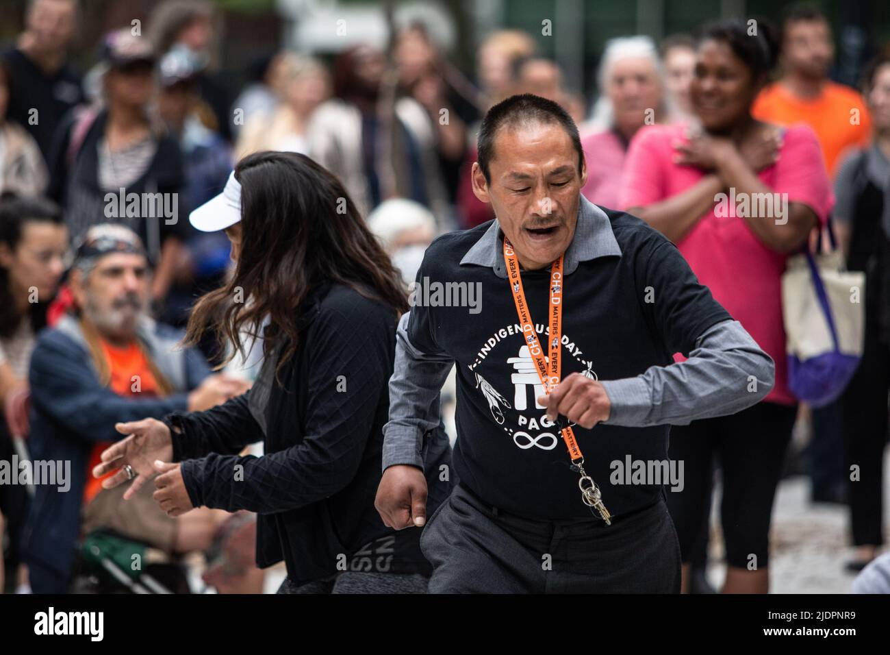 Mitglieder der indigenen Gemeinschaft nehmen am Konzert Teil, um den Tag der indigenen Völker zu feiern. Stockfoto