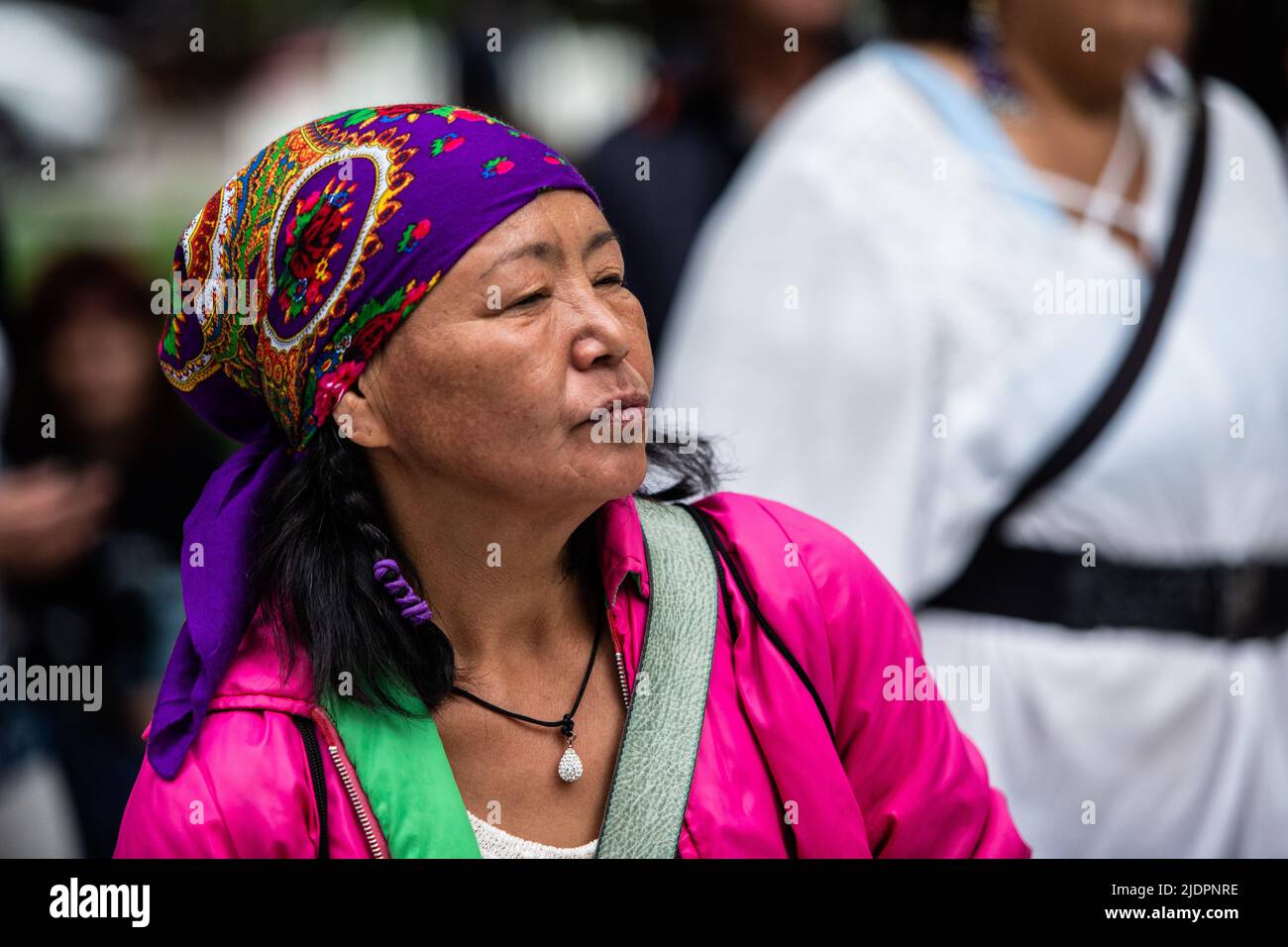 Mitglieder der indigenen Gemeinschaft nehmen am Konzert Teil, um den Tag der indigenen Völker zu feiern. Stockfoto