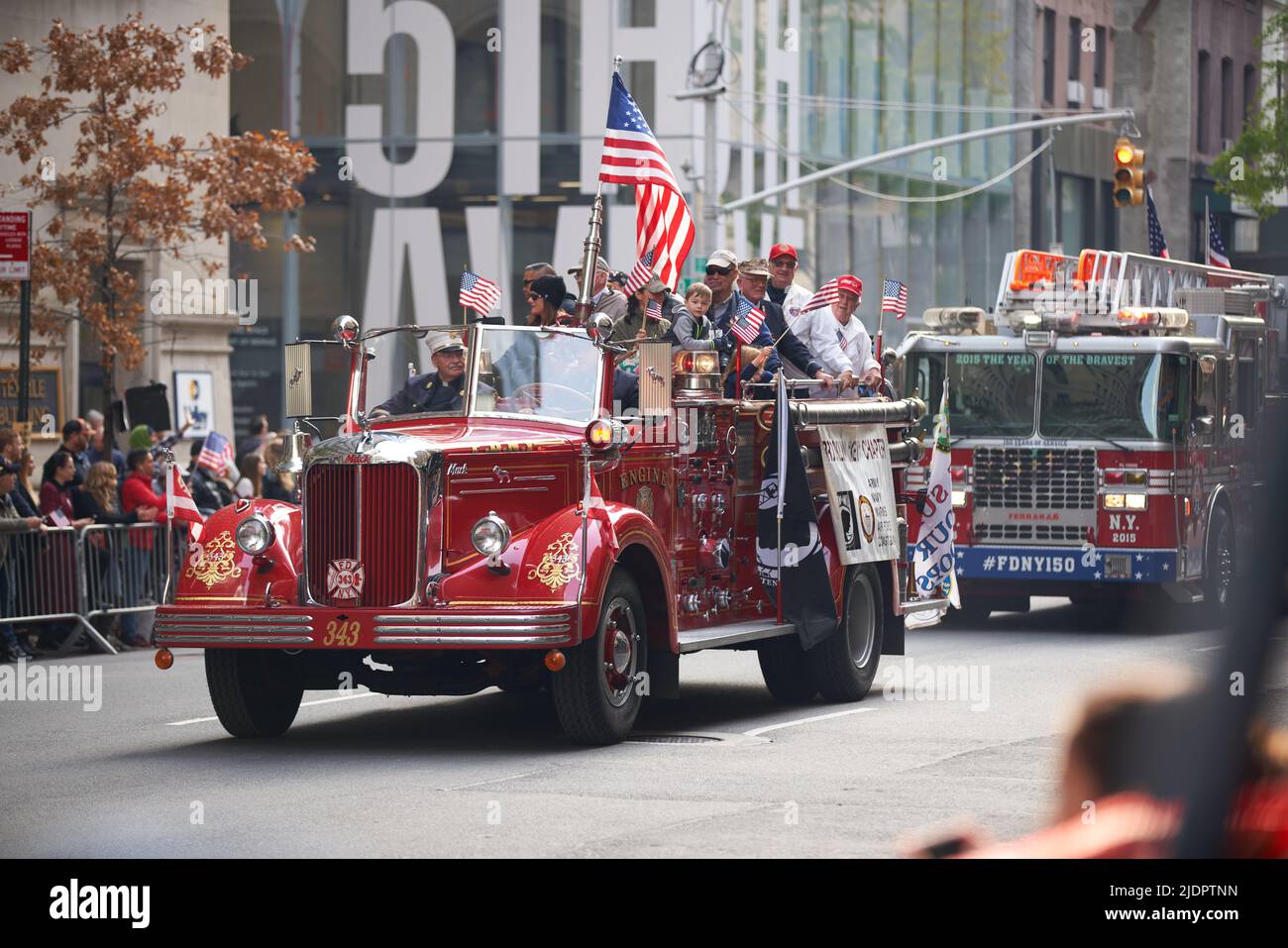 Manhattan, New York, USA - November 11. 2019: Alter FDNY Feuerwehrwagen, Veteranen auf der Rückseite der Feuerwehrmaschine Stockfoto