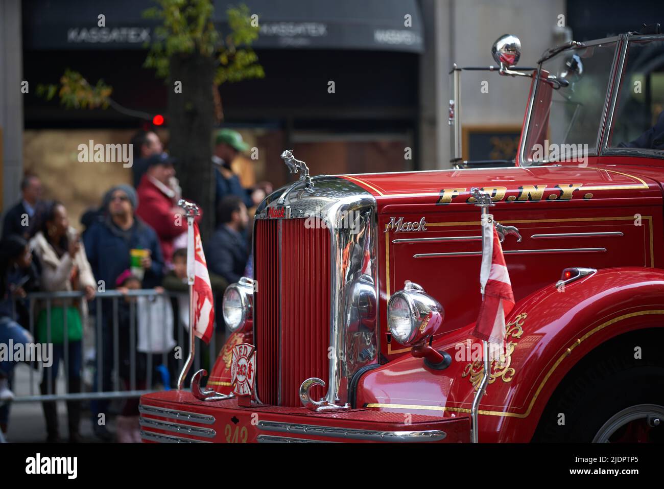 Manhattan, New York, USA - November 11. 2019: Vor dem Mack Fire Truck auf der Fifth Avenue bei der Veterans Day Parade Stockfoto