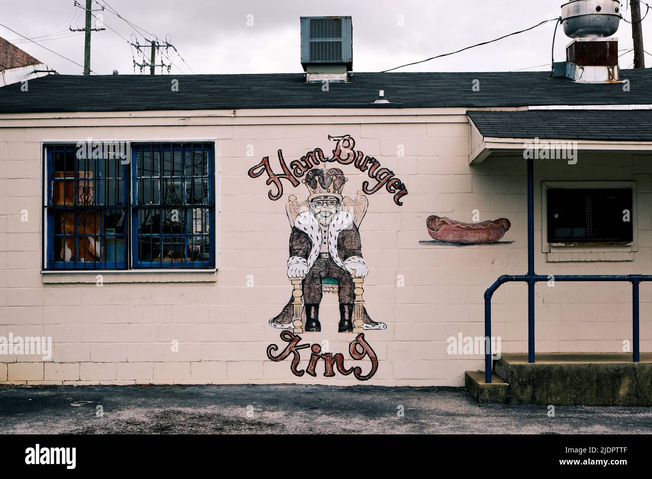Handgemaltes Schild und Logo von Hamburger King auf der Seite des kleinen Hamburger Restaurants in Montgomery, Alabama, USA. Stockfoto