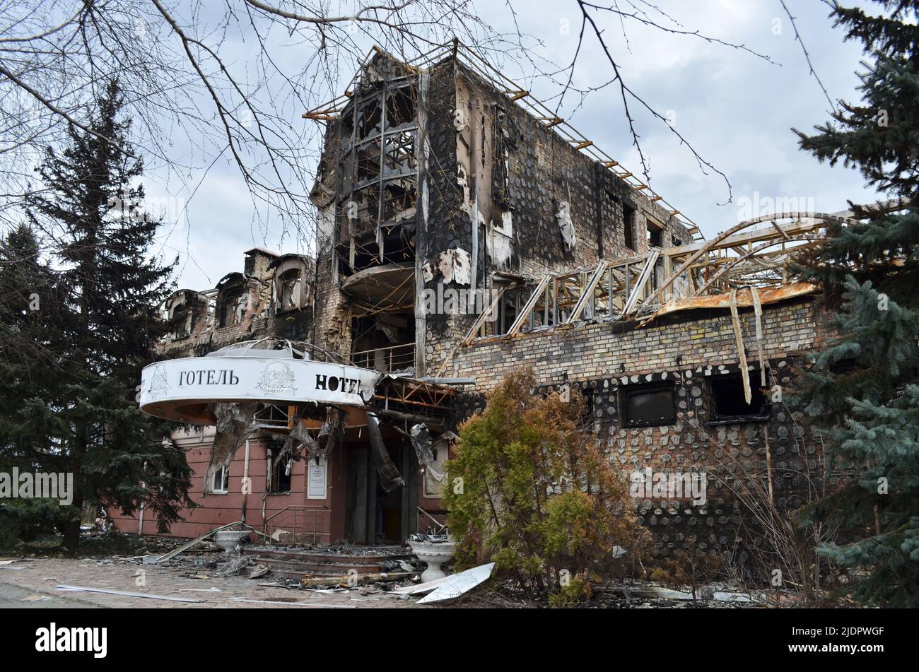 Mriya, Region Kiew, Ukraine - 11. April 2022: Zerstörtes Hotel Babushkin Sad in der Nähe der Autobahn Zhytomyr, Region Kiew während der russischen Invasion in der Ukraine. Stockfoto