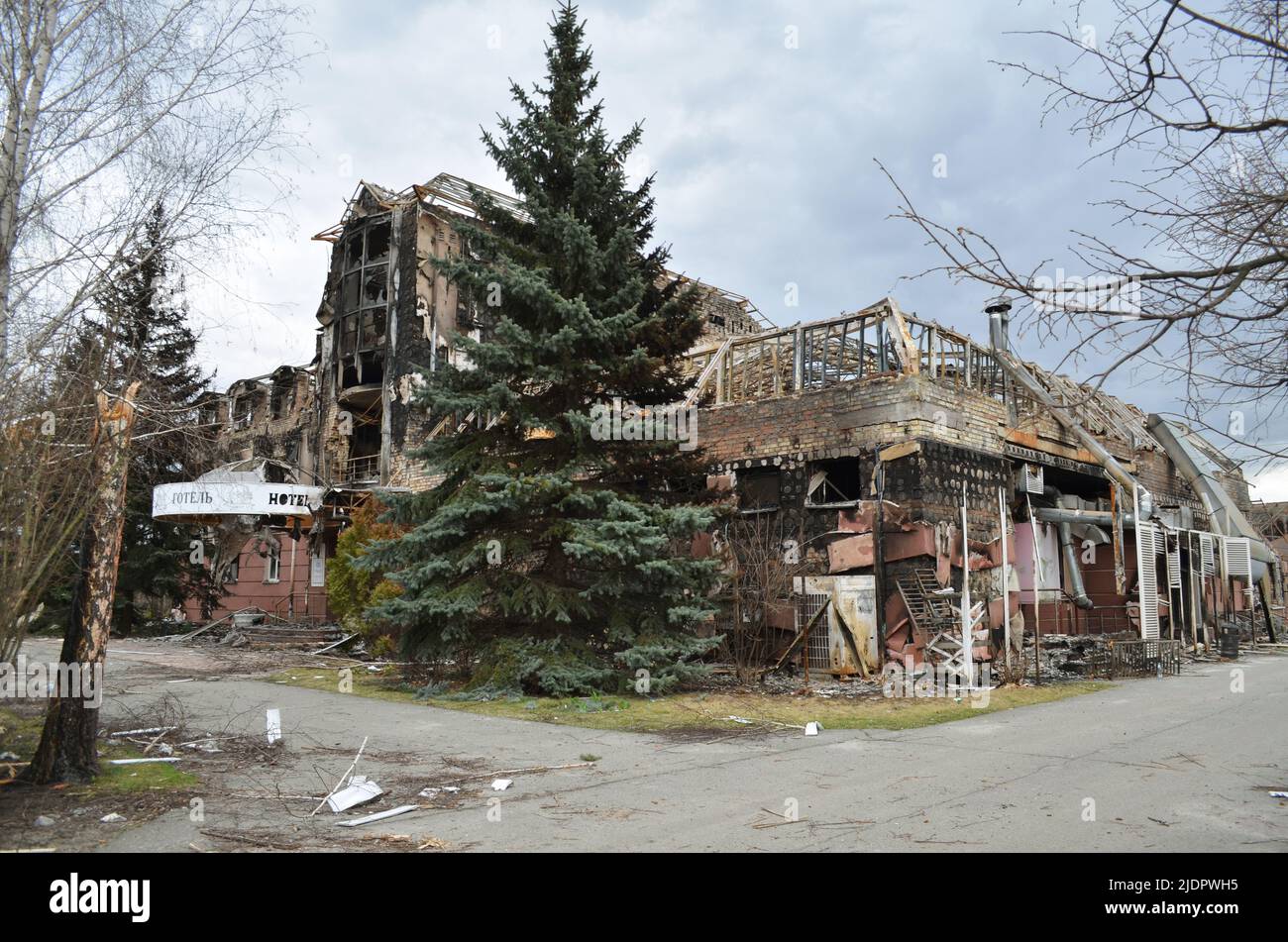 Mriya, Region Kiew, Ukraine - 11. Apr 2022: Zerstörte das Hotel Babushkin Sad während aktiver Feindseligkeiten in der Region Kiew. Krieg Russlands gegen die Ukraine. Stockfoto