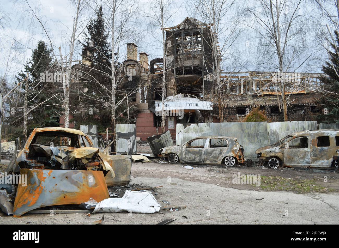 Mriya, Region Kiew, Ukraine - 11. Apr 2022: Während aktiver Feindseligkeiten in der Region Kiew wurden Hotel- und Zivilfahrzeuge vollständig zerstört. Stockfoto