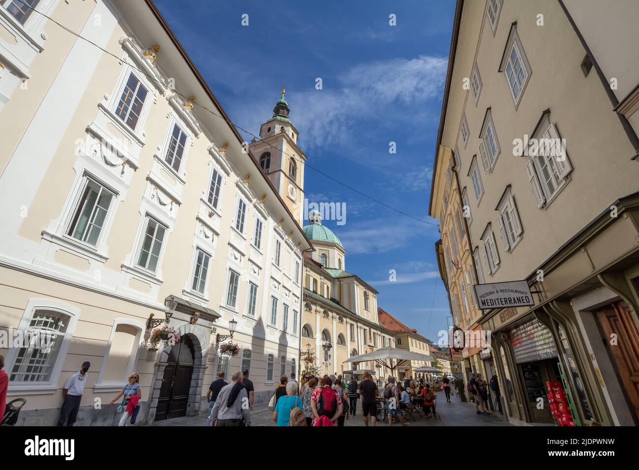 Bild der ciril metodov trg Straße in der Abenddämmerung in Ljubljana. Ciril Metodov trg ist eine der Hauptfußgängerzonen des Stadtzentrums von Slo Stockfoto