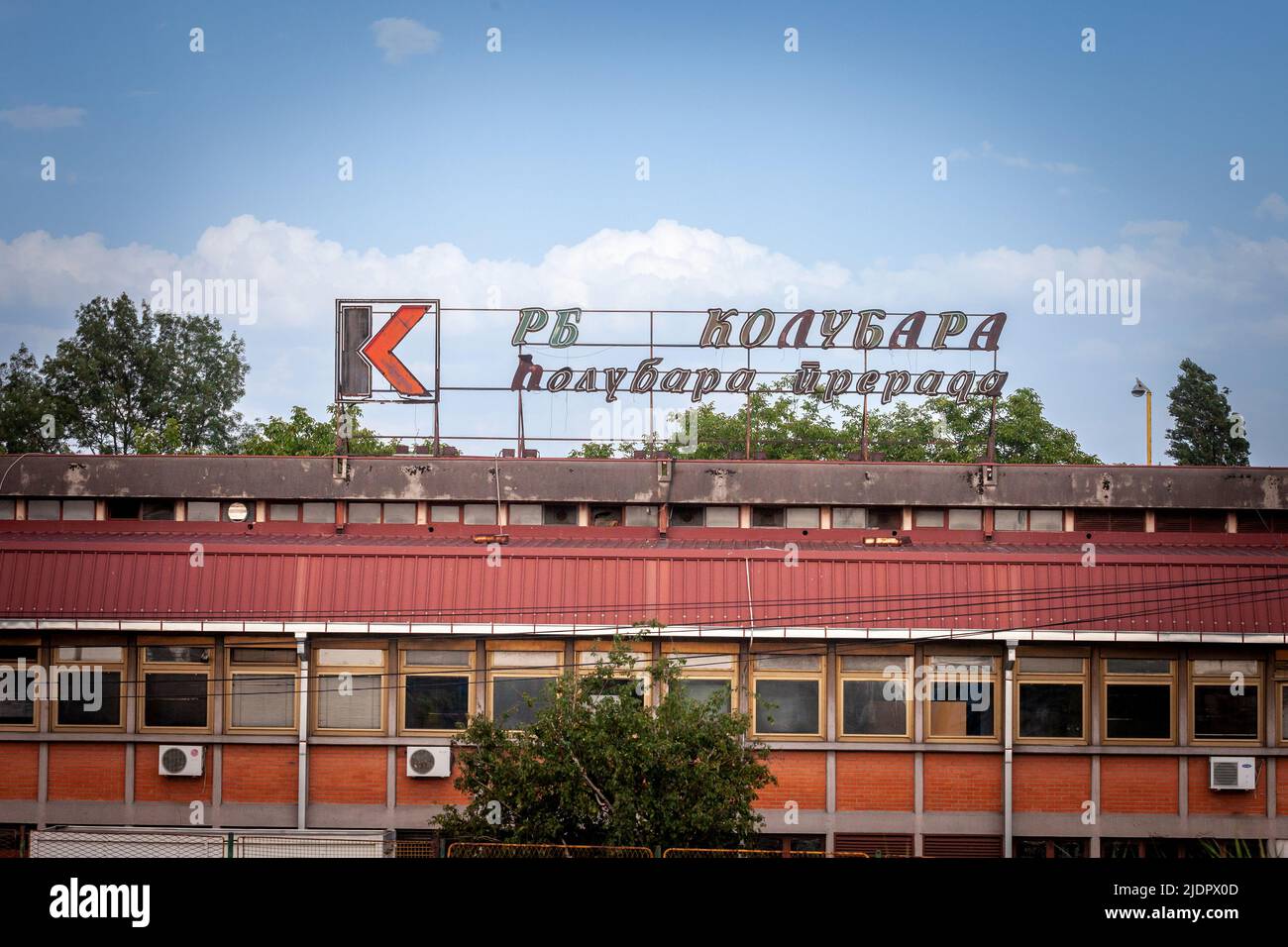 Bild eines Schildes mit dem Logo von RB Kolubara an ihrem Hauptbüro in lazarevac, Serbien. RB Kolubara ist ein serbischer Kohlebergbau- und Schmelzkomplex wi Stockfoto