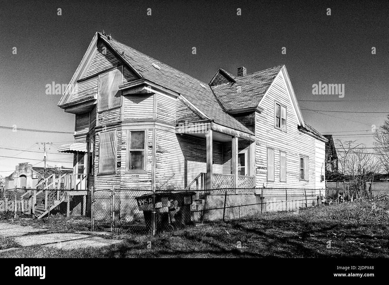 Ein altes verlassene Haus in Schwarz in Weiß geschossen, in einem von Verbrechen heimgesuchten Gebiet von Detroit, Michigan. Stockfoto