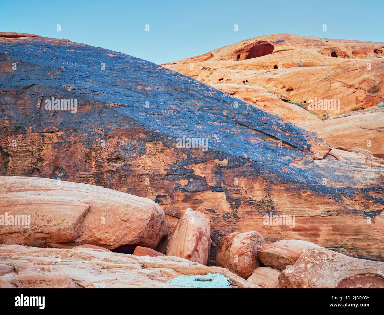Rote Felsformationen mit Felszeichnungen von alten indianischen Kulturen in der Mojave-Wüste, Valley of Fire State Park, Nevada Stockfoto