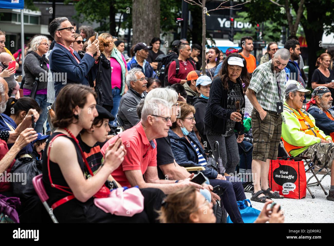 Montreal, Kanada. 21.. Juni 2022. Indigene Mitglieder nehmen am Konzert Teil, um den Tag der indigenen Völker zu feiern. Die Kanadier feierten den nationalen Tag der indigenen Völker 26.. Zur Feier der Veranstaltung organisierten POP Montreal, Resilience Montreal und Native Womenís Shelter aus Montreal ein kostenloses Konzert auf dem Square Cabot, um die indigene Kultur, Lieder und Darsteller hervorzuheben. Kredit: SOPA Images Limited/Alamy Live Nachrichten Stockfoto