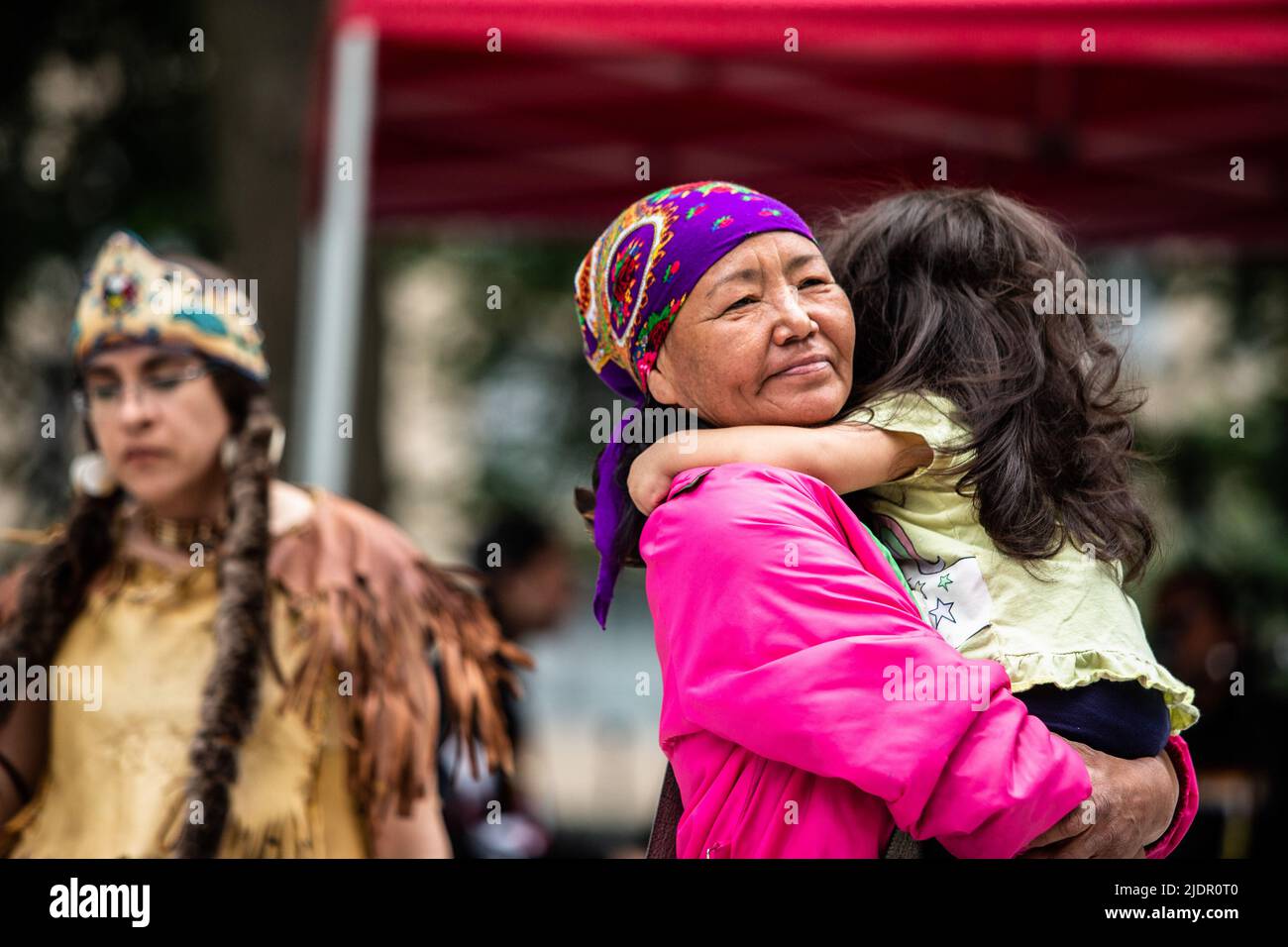 Montreal, Kanada. 21.. Juni 2022. Ein indigenes Mitglied nimmt am Konzert Teil, um den Tag der indigenen Völker zu feiern. Die Kanadier feierten den nationalen Tag der indigenen Völker 26.. Zur Feier der Veranstaltung organisierten POP Montreal, Resilience Montreal und Native Womenís Shelter aus Montreal ein kostenloses Konzert auf dem Square Cabot, um die indigene Kultur, Lieder und Darsteller hervorzuheben. Kredit: SOPA Images Limited/Alamy Live Nachrichten Stockfoto