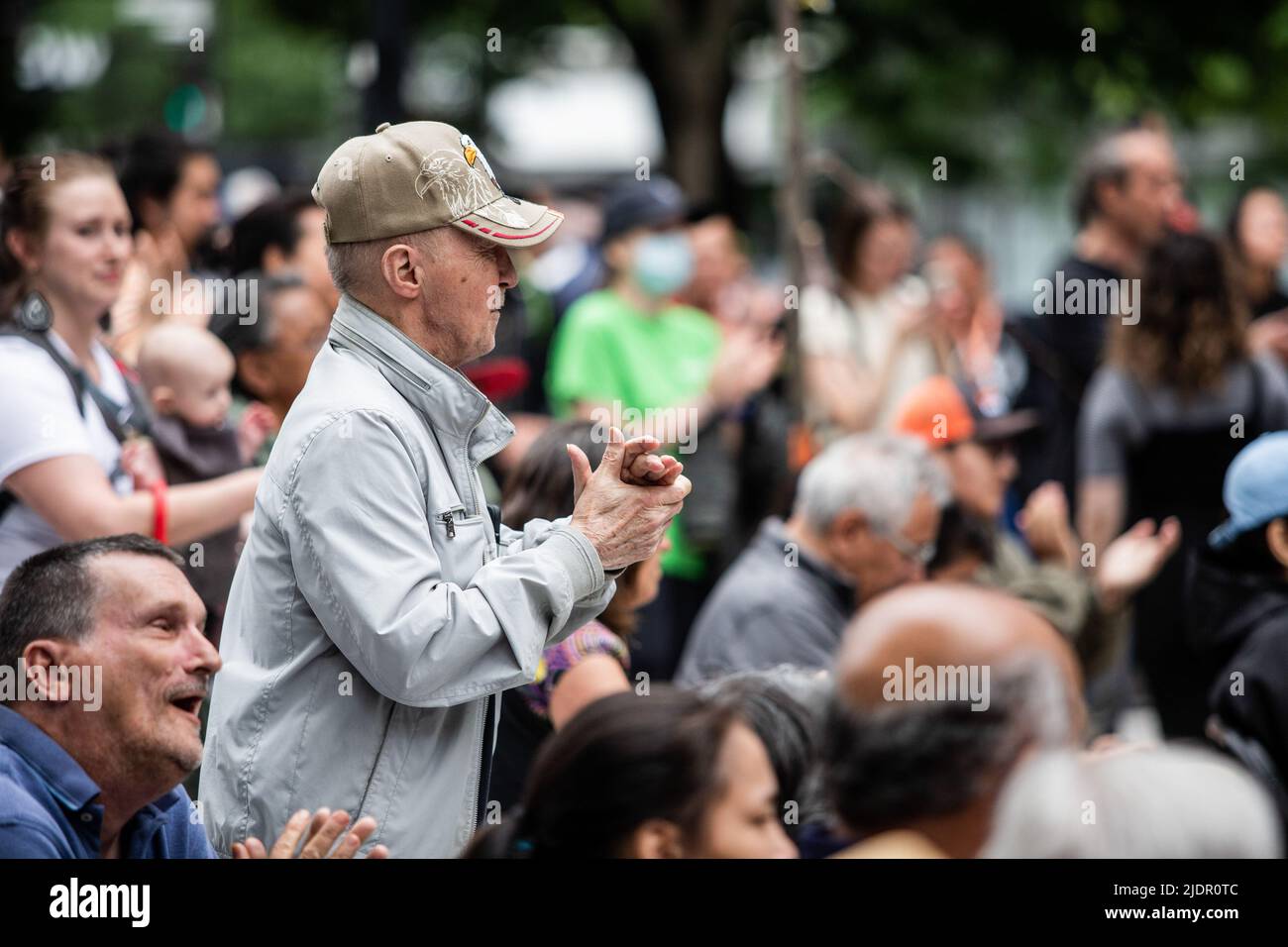 Montreal, Kanada. 21.. Juni 2022. Ein indigenes Mitglied nimmt am Konzert Teil, um den Tag der indigenen Völker zu feiern. Die Kanadier feierten den nationalen Tag der indigenen Völker 26.. Zur Feier der Veranstaltung organisierten POP Montreal, Resilience Montreal und Native Womenís Shelter aus Montreal ein kostenloses Konzert auf dem Square Cabot, um die indigene Kultur, Lieder und Darsteller hervorzuheben. Kredit: SOPA Images Limited/Alamy Live Nachrichten Stockfoto