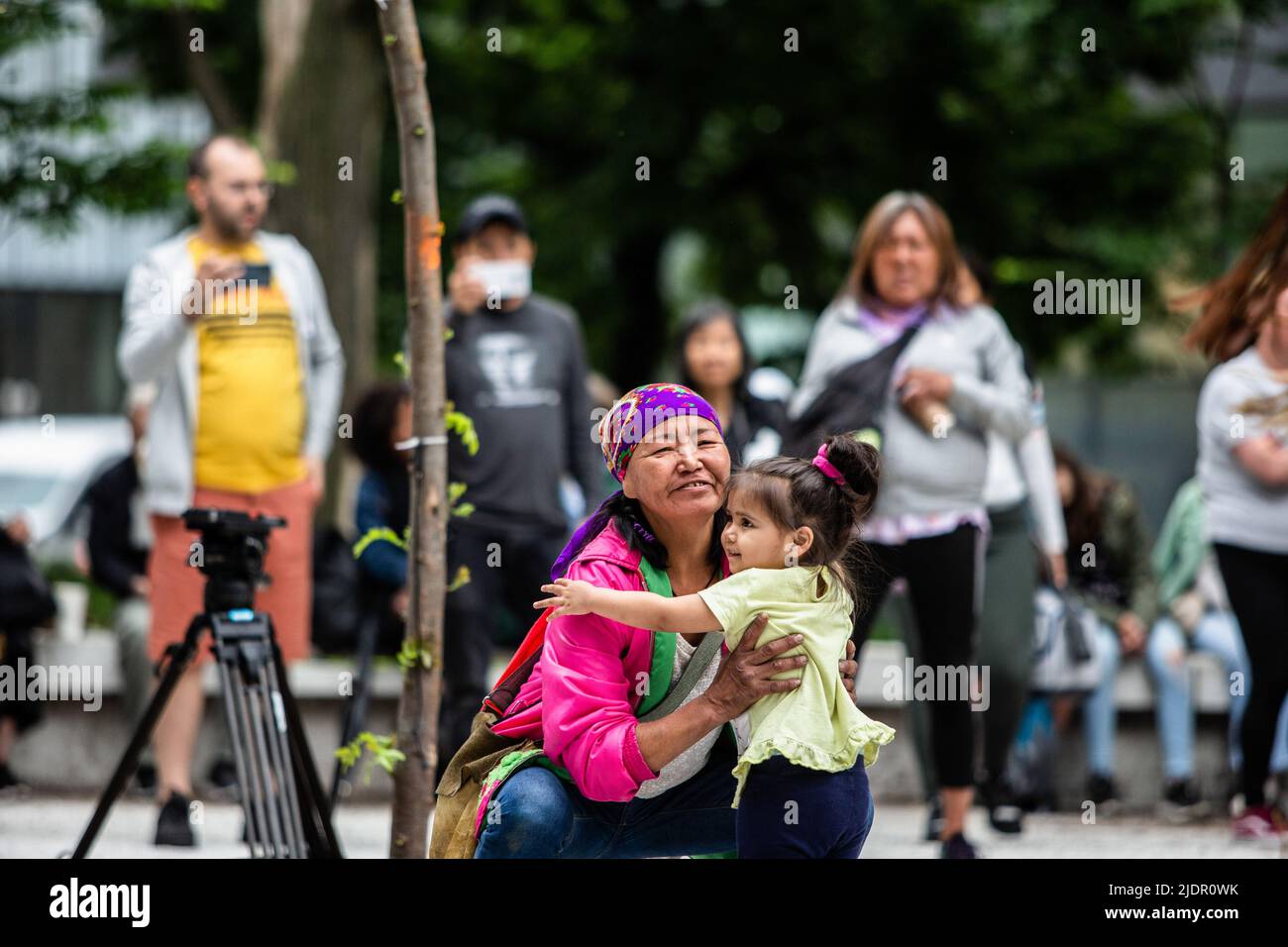Montreal, Kanada. 21.. Juni 2022. Ein indigenes Mitglied nimmt an dem Konzert zur Feier des Nationalen Tages der indigenen Völker Teil. Die Kanadier feierten den nationalen Tag der indigenen Völker 26.. Zur Feier der Veranstaltung organisierten POP Montreal, Resilience Montreal und Native Womenís Shelter aus Montreal ein kostenloses Konzert auf dem Square Cabot, um die indigene Kultur, Lieder und Darsteller hervorzuheben. Kredit: SOPA Images Limited/Alamy Live Nachrichten Stockfoto