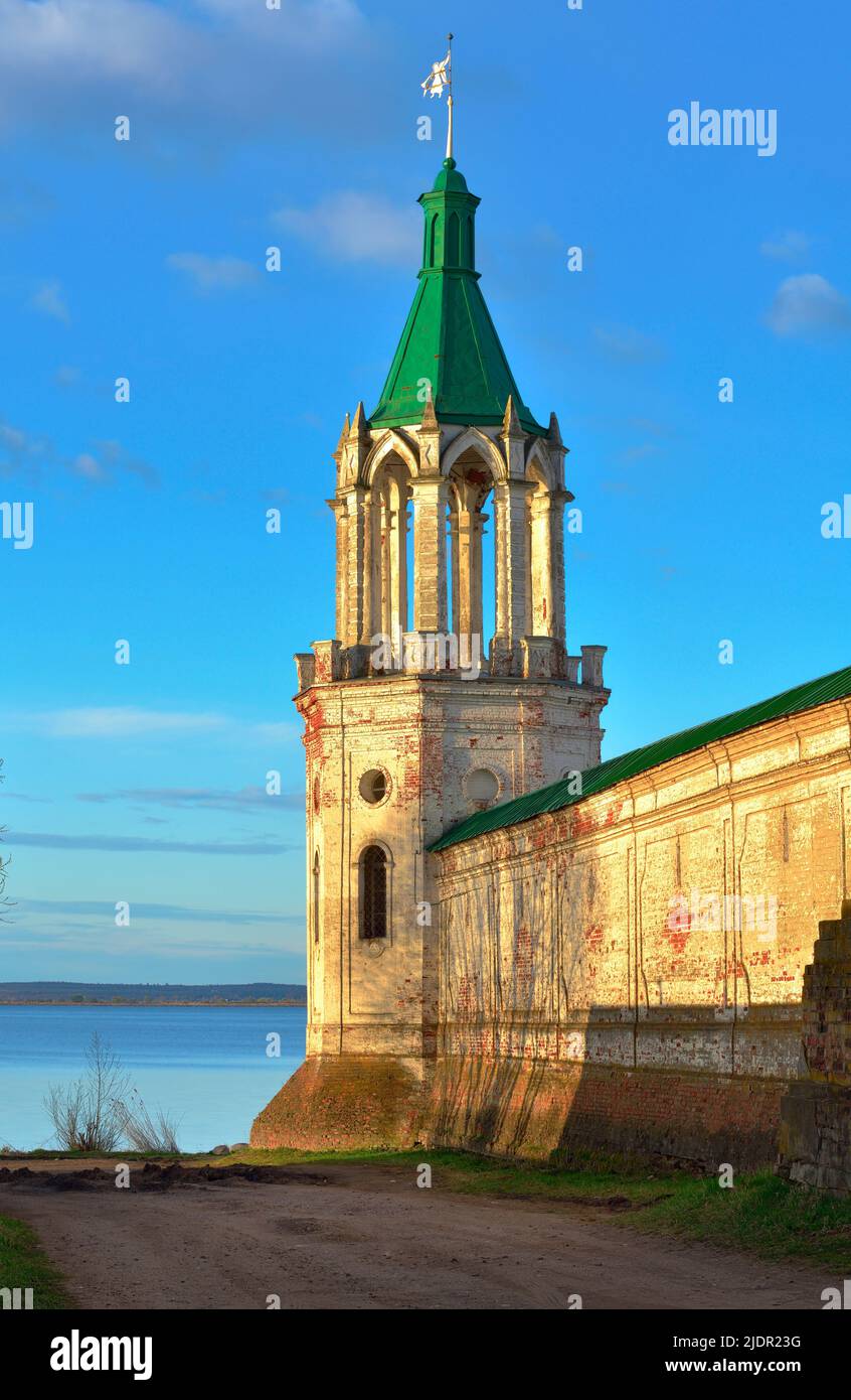 Orthodoxes Kloster SpasoJakowlewski. Der Eckturm des Kremls im