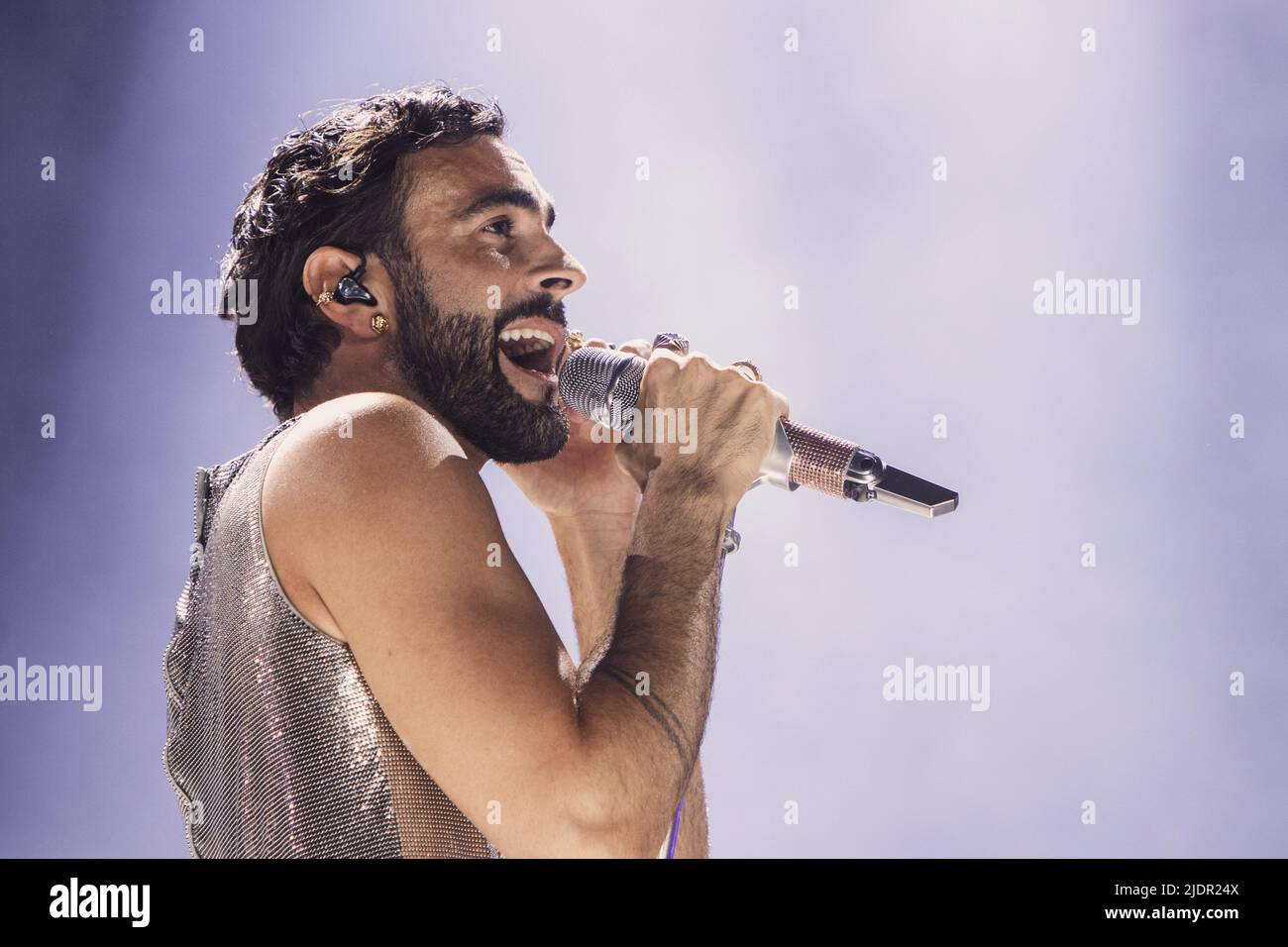 Rom, Italien. 22.. Juni 2022. Der italienische Sänger Marco Mengoni tritt während seines Konzerts im Olimpic Stadium in Rom auf der Bühne auf. (Foto von Valeria Magri/SOPA Images/Sipa USA) Quelle: SIPA USA/Alamy Live News Stockfoto