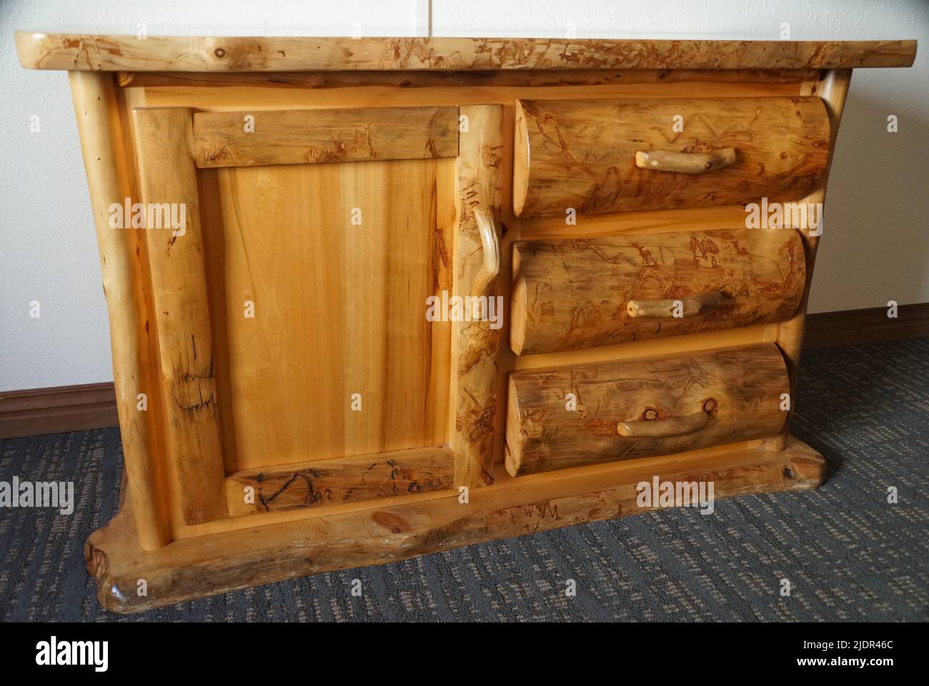 Ein Schrank aus natürlichem Holz mit drei Schubladen Stockfoto