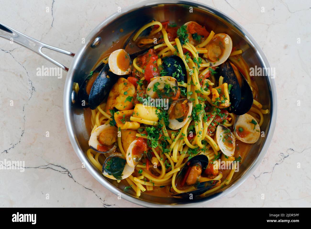 italienische Delikatessen, Meeresfrüchte Linguine Pasta mit Garnelen, Muscheln, Muscheln, Tintenfisch und Jakobsmuscheln Stockfoto